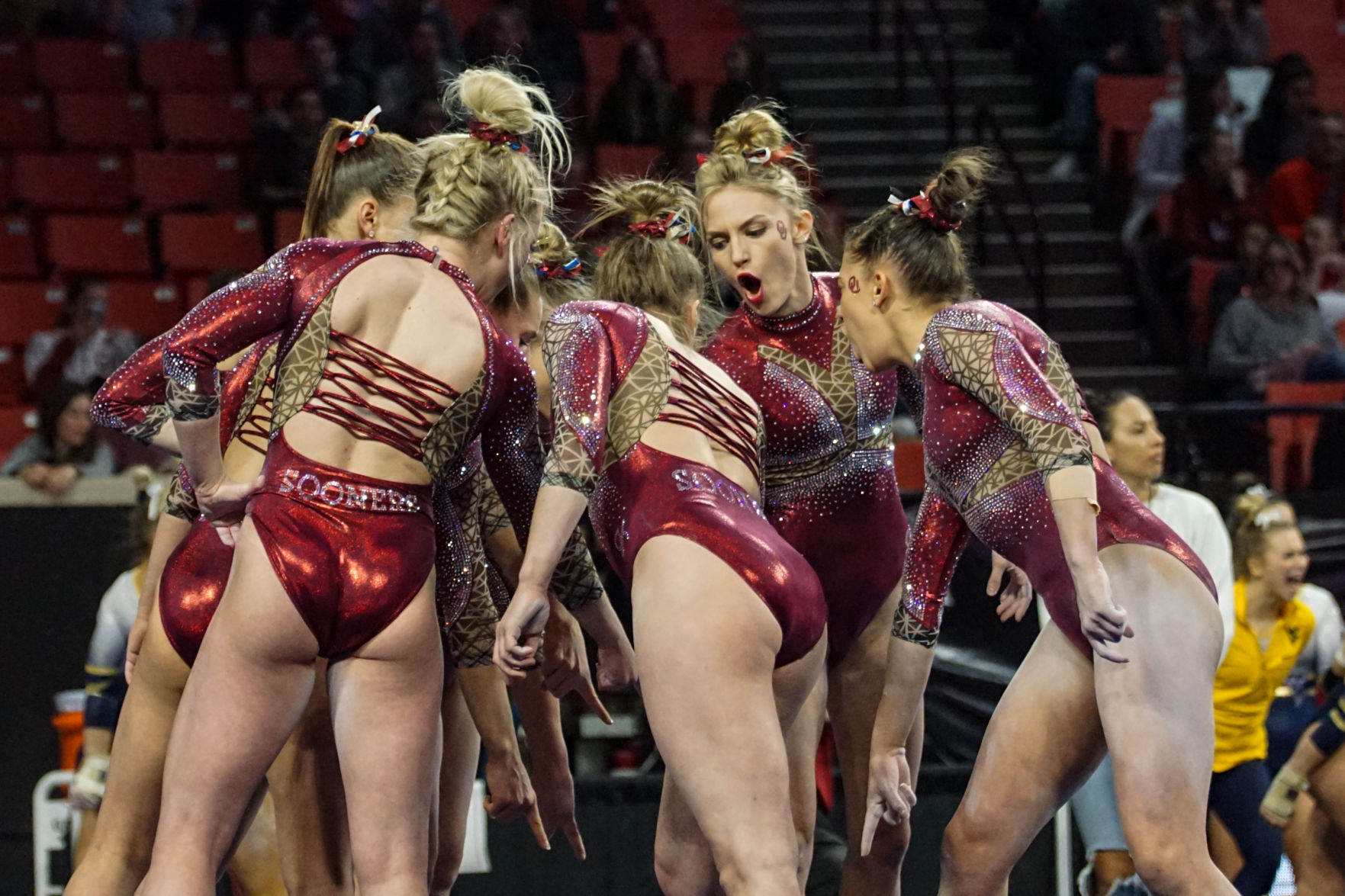 Sooners huddle